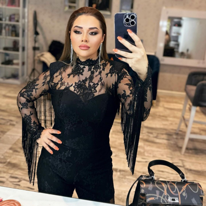 Azərbaycanlı müğənnilərin dodaq uçuqladan 