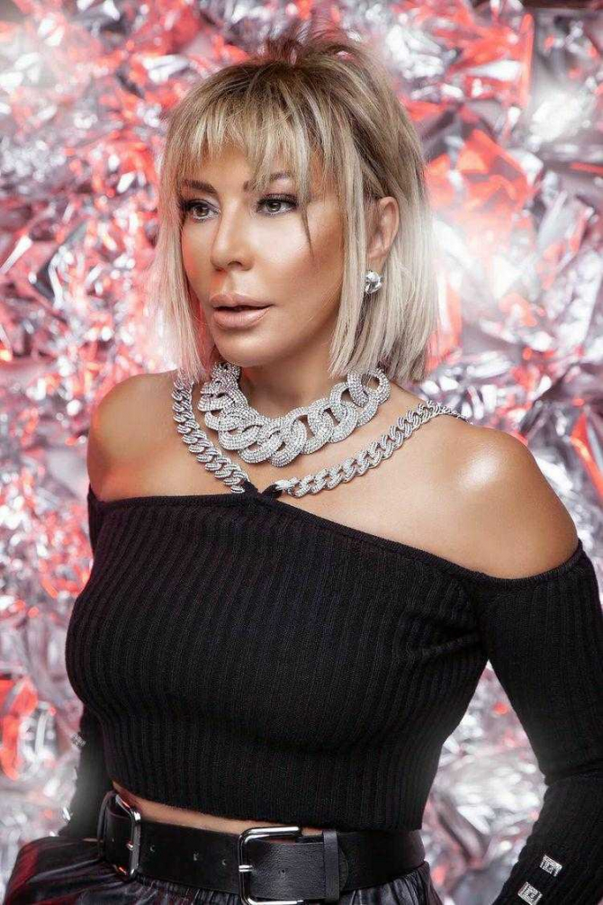 Azərbaycanlı müğənnilərin dodaq uçuqladan 