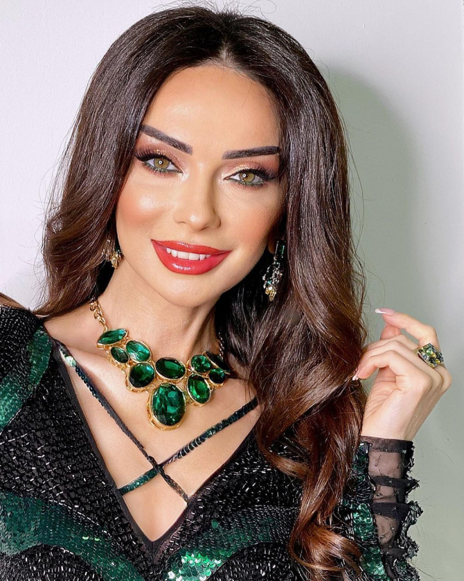 Azərbaycanlı müğənnilərin dodaq uçuqladan 